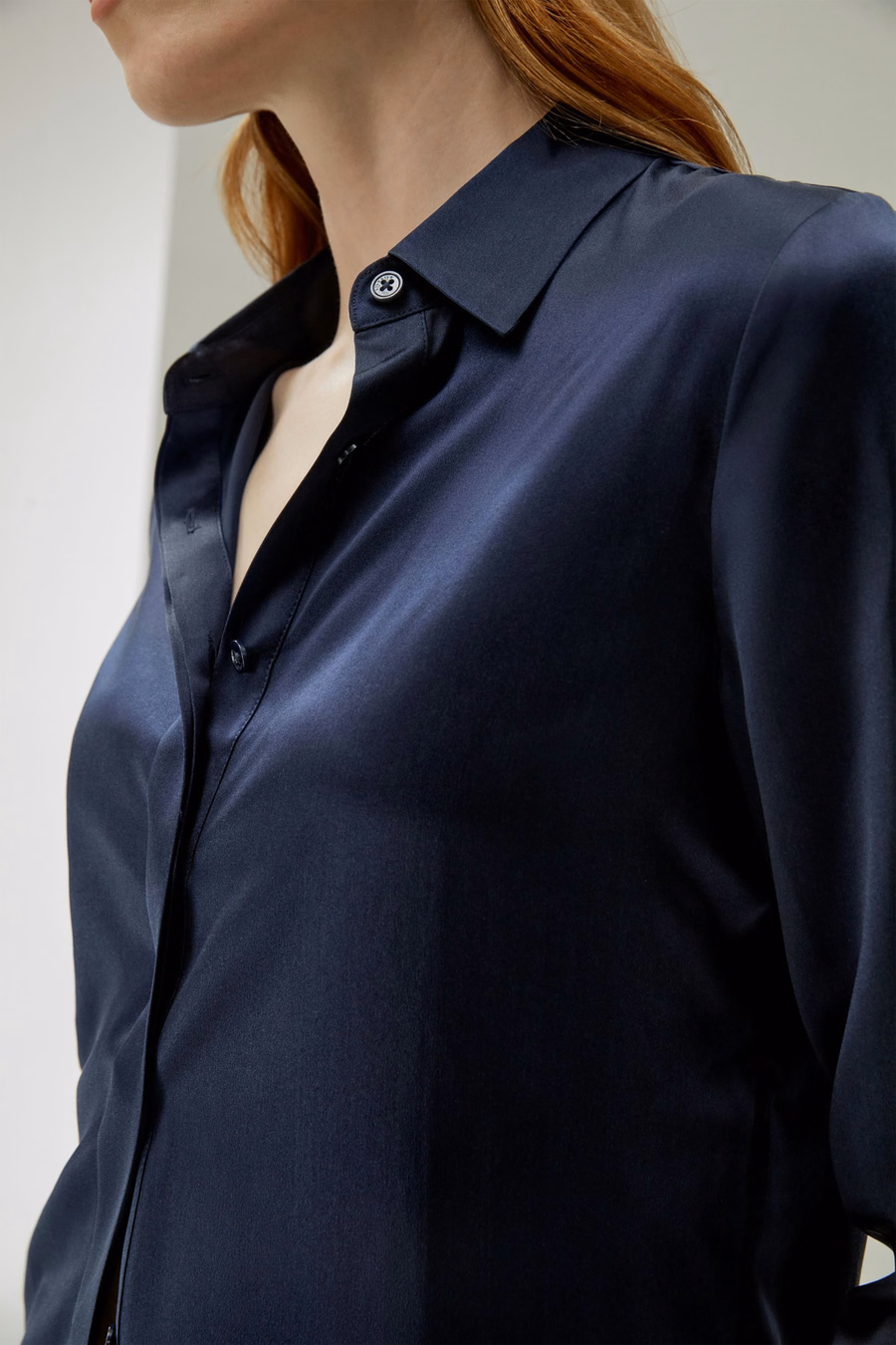 Chemise en soie à patte dissimulée