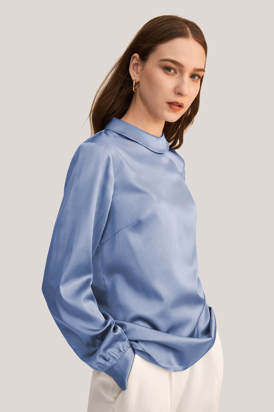 Blouse en soie à col montant et manches longues