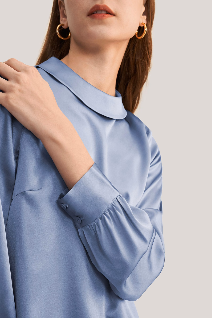 Blouse en soie à col montant et manches longues