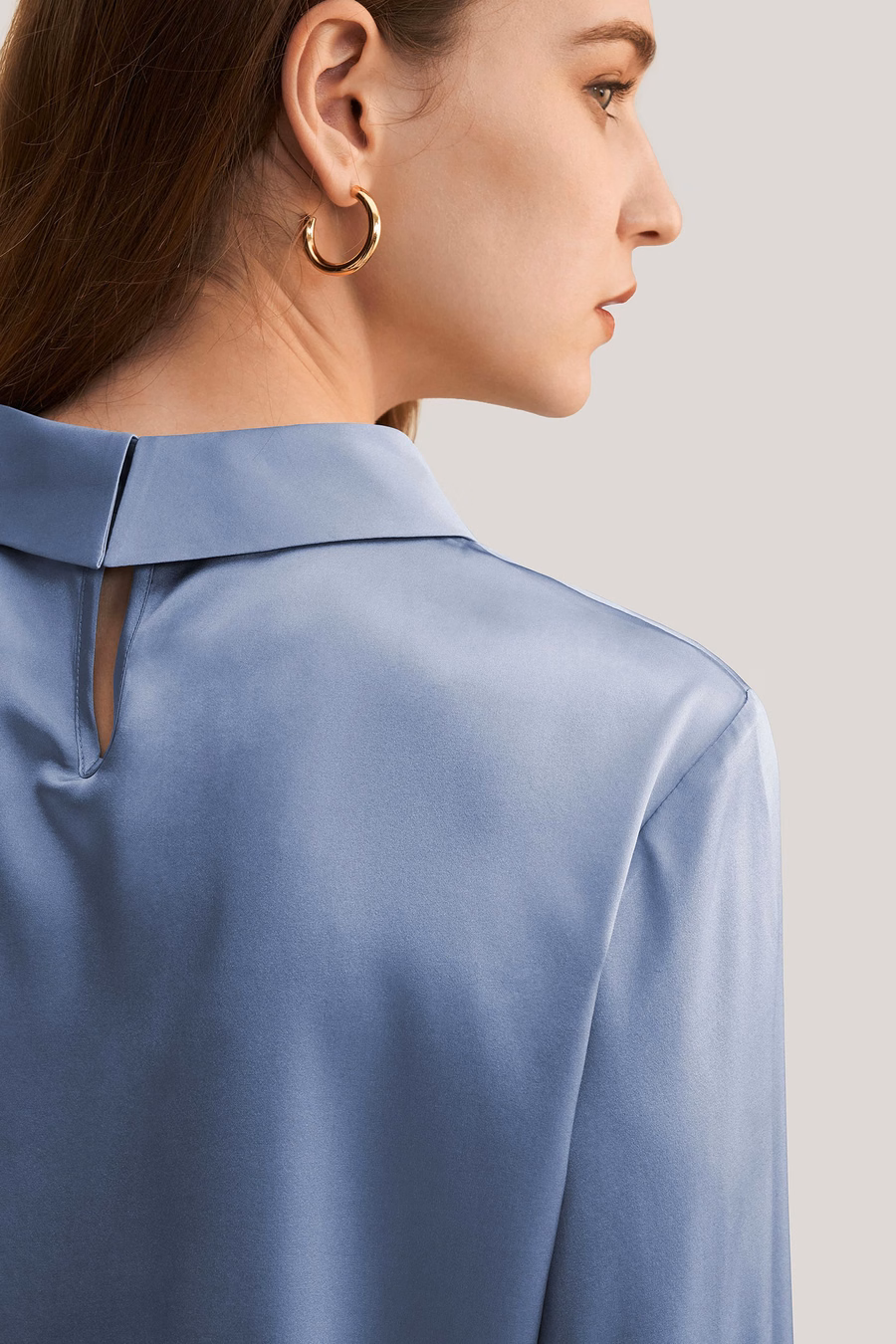 Blouse en soie à col montant et manches longues