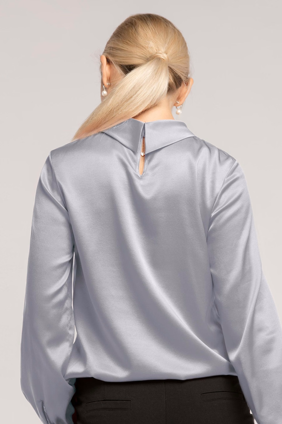 Blouse en soie à col montant et manches longues