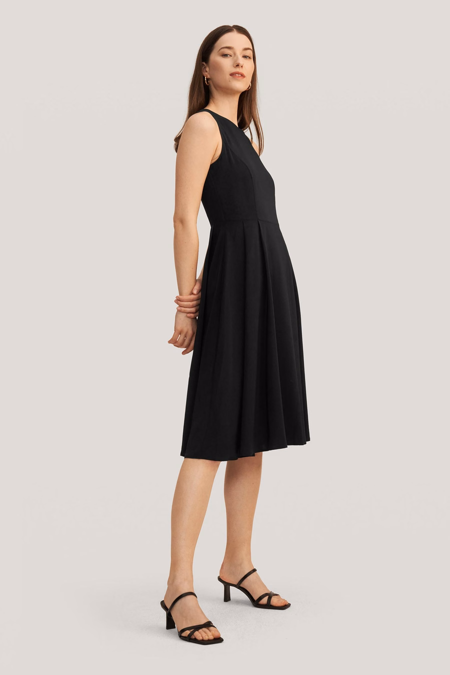 Robe noire en soie à col rond vintage