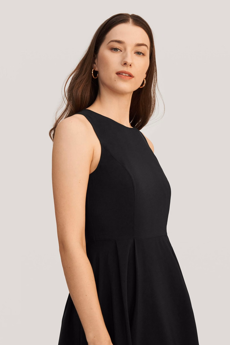 Robe noire en soie à col rond vintage