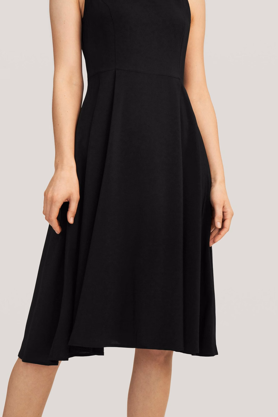 Robe noire en soie à col rond vintage