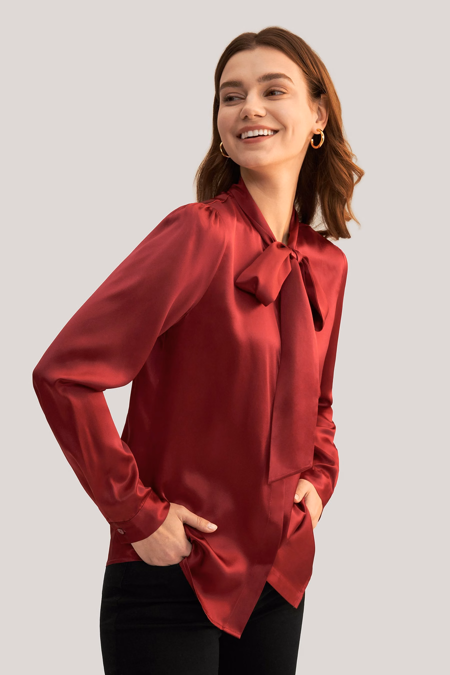 Blouse en soie avec nœud papillon pour femmes