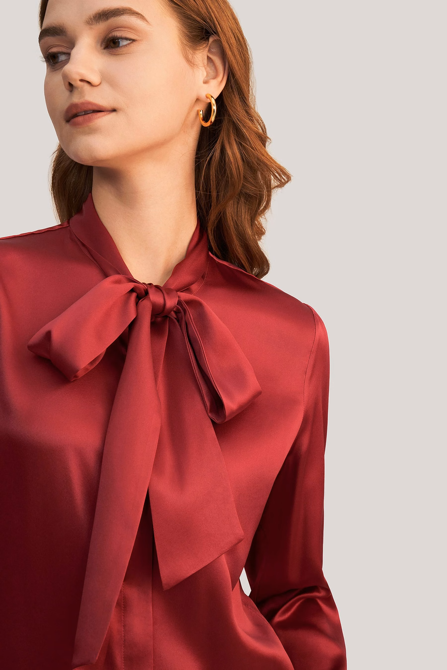 Blouse en soie avec nœud papillon pour femmes