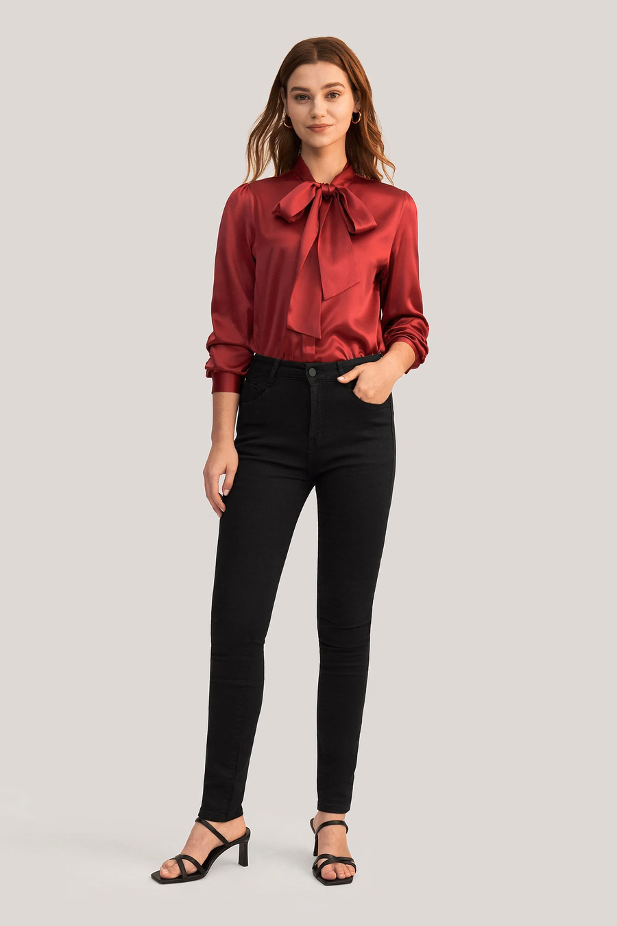 Blouse en soie avec nœud papillon pour femmes