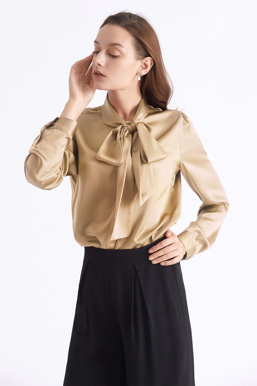 Blouse en soie avec nœud papillon pour femmes