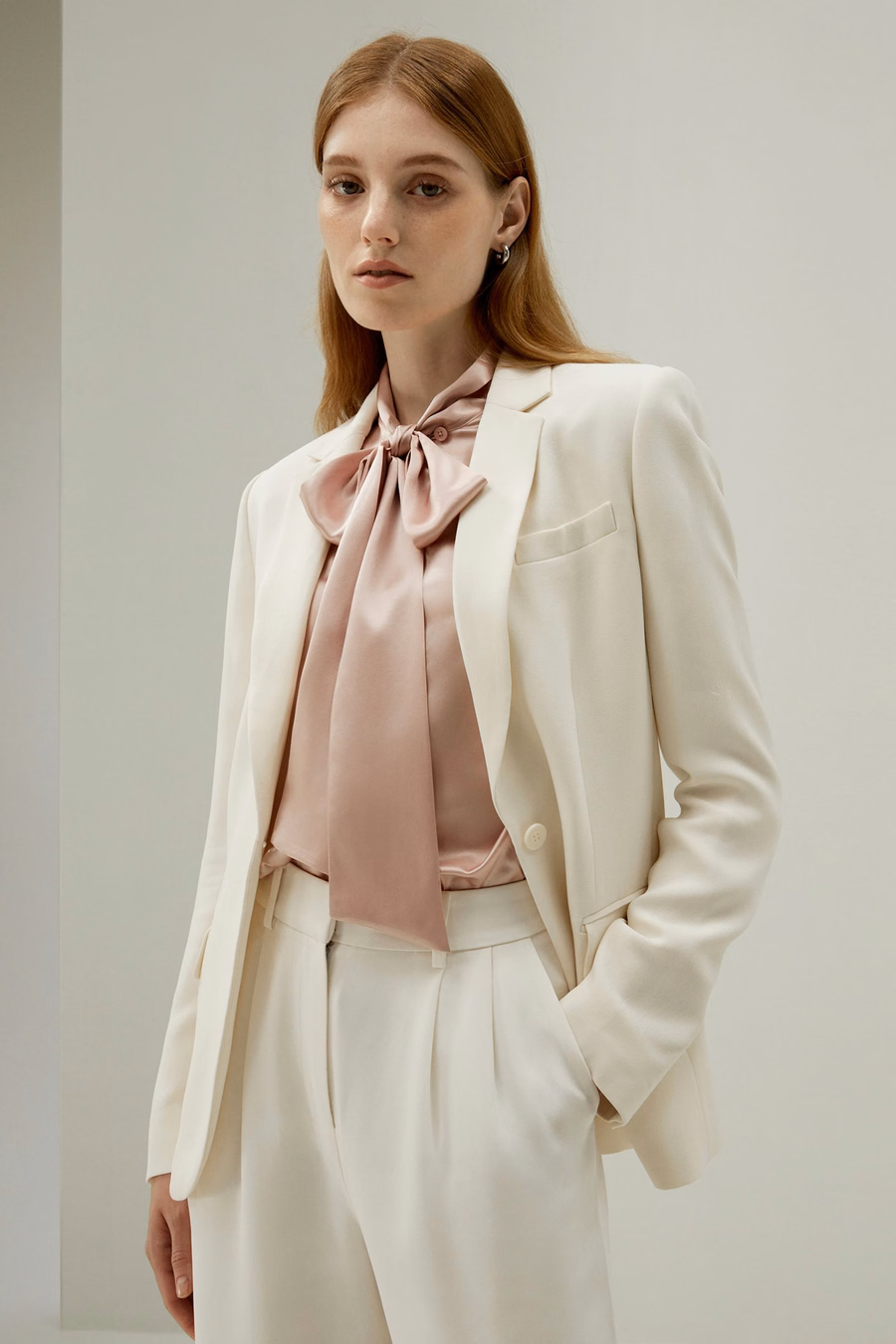 Blouse en soie avec nœud papillon pour femmes