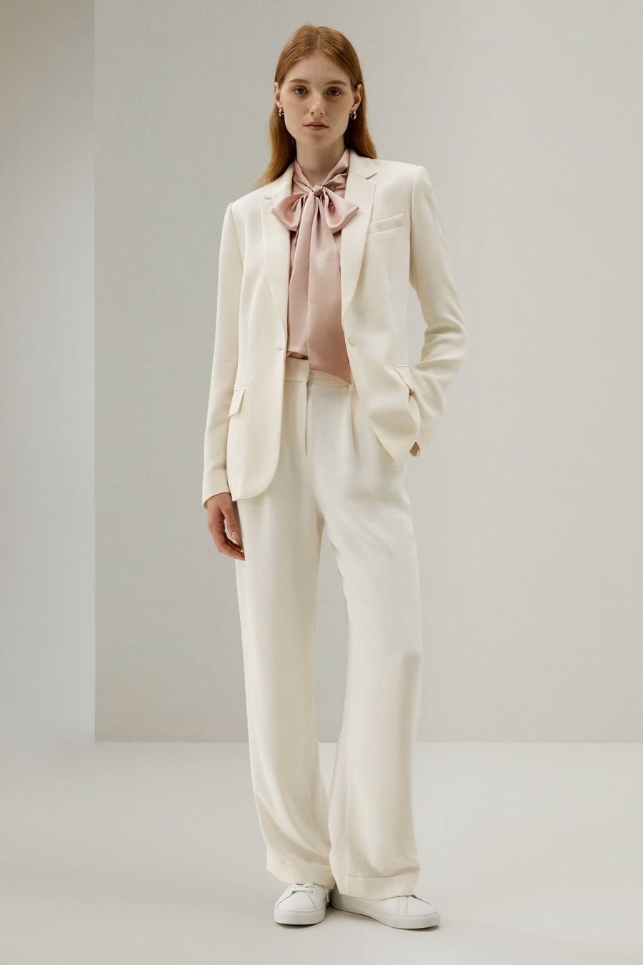 Blouse en soie avec nœud papillon pour femmes