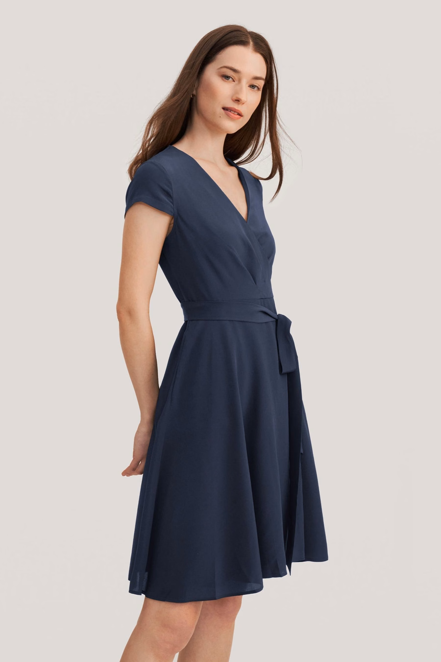 Robe enveloppante en soie flatteuse