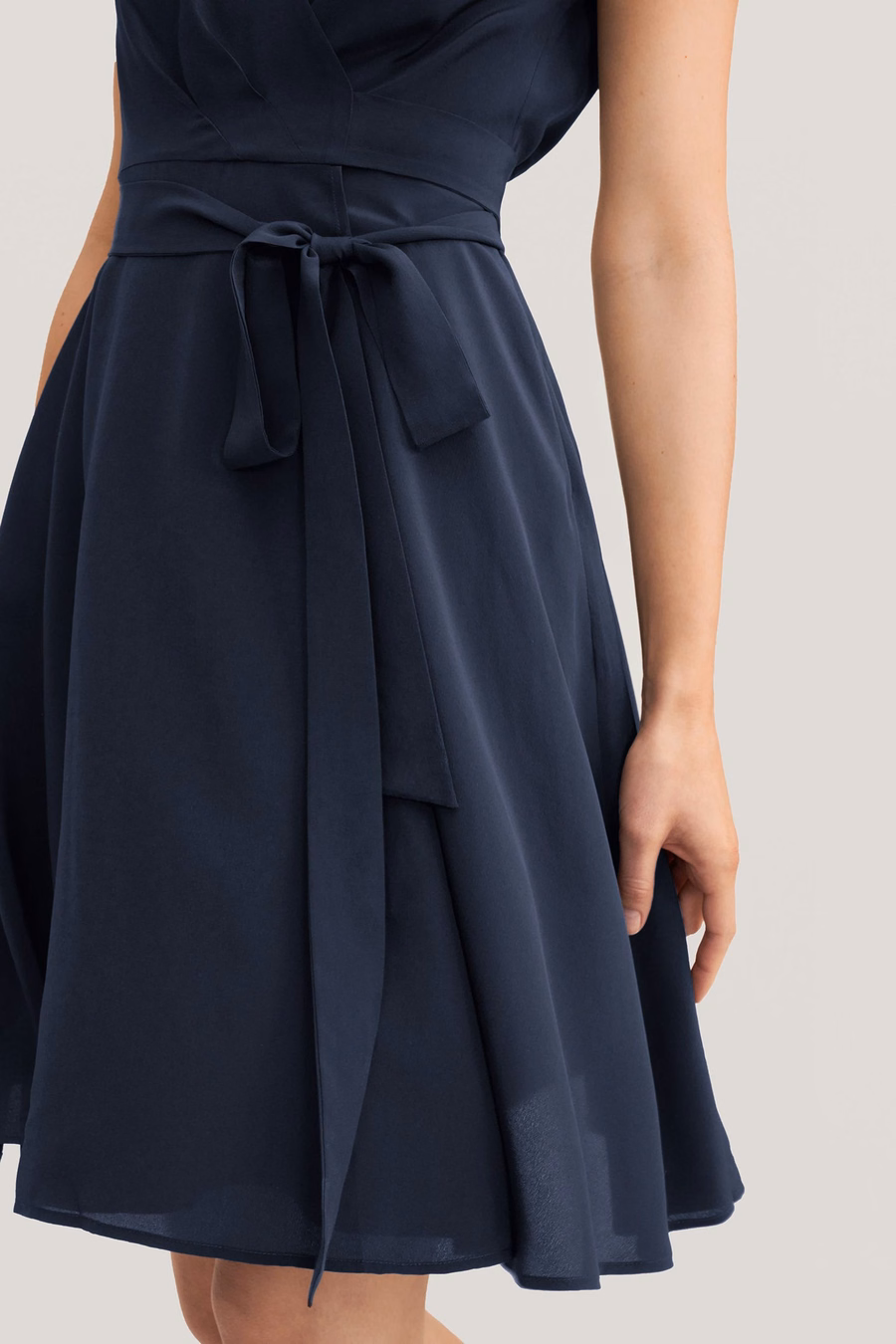 Robe enveloppante en soie flatteuse