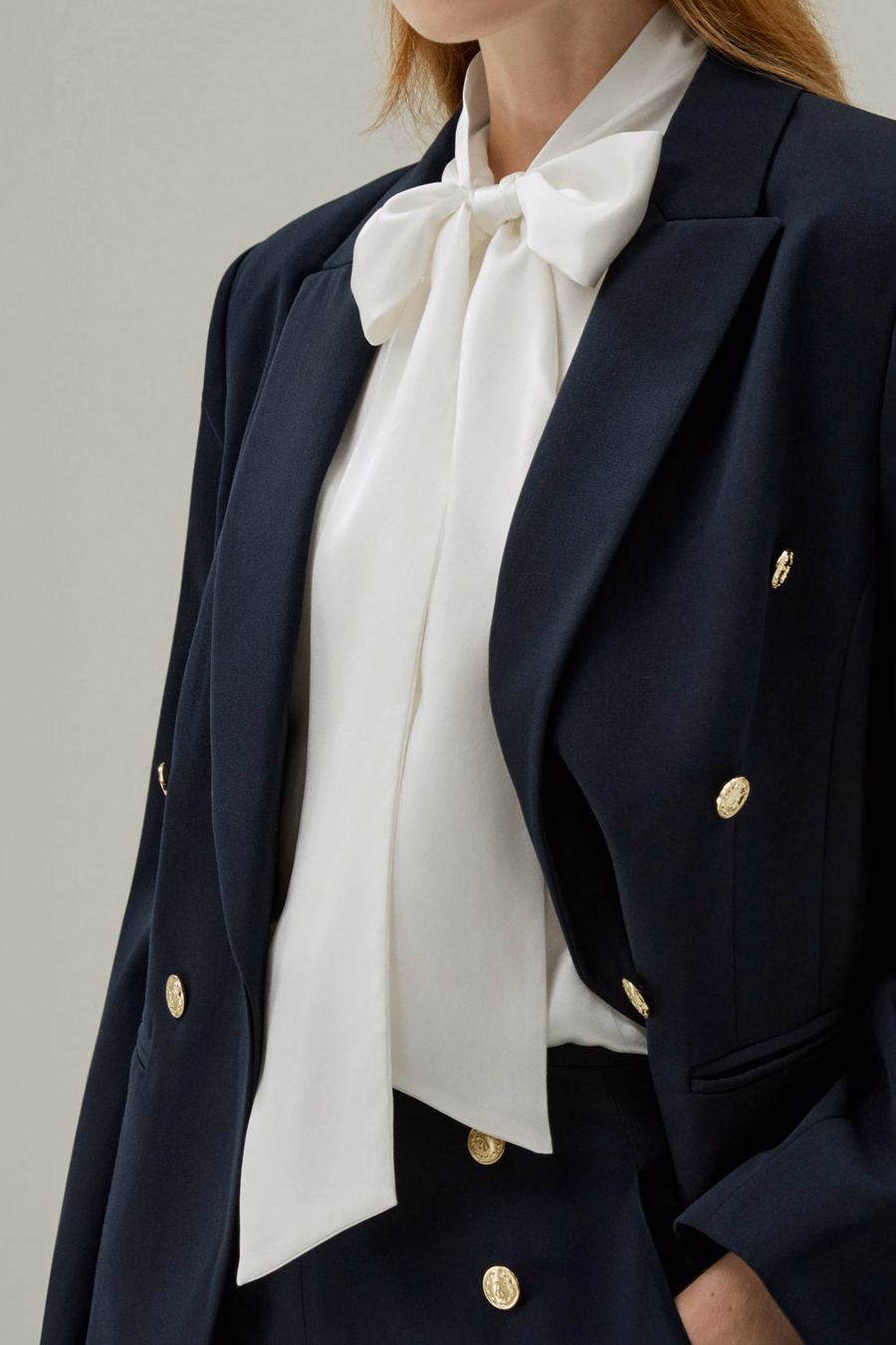 Blouse en soie avec nœud papillon pour femmes
