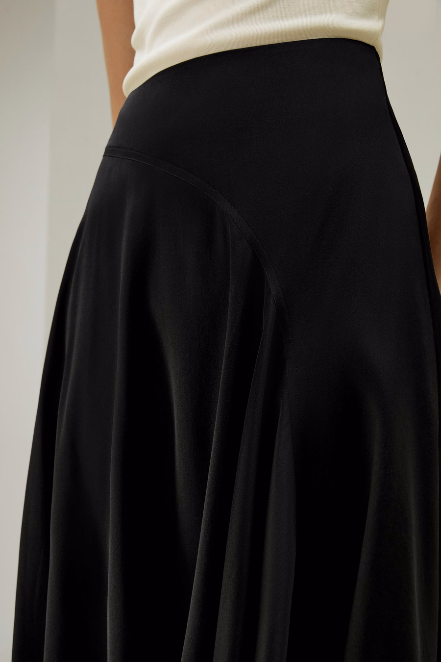 Jupe mi-longue en soie à ourlet asymétrique