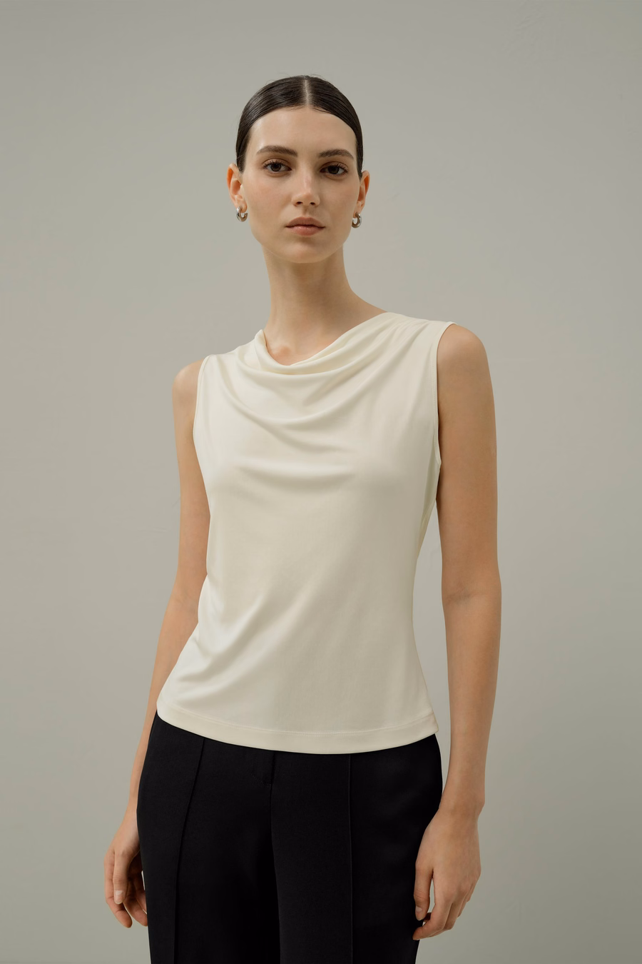 Top sans manches en jersey de soie à encolure à cowl