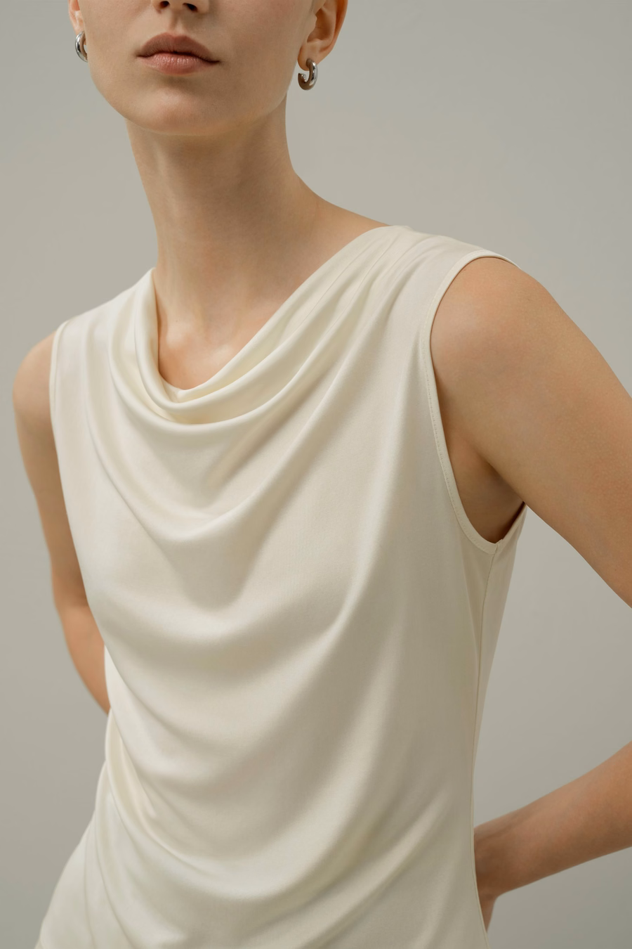 Top sans manches en jersey de soie à encolure à cowl