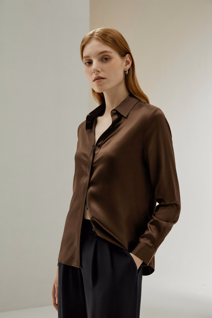 Chemise en soie à patte dissimulée