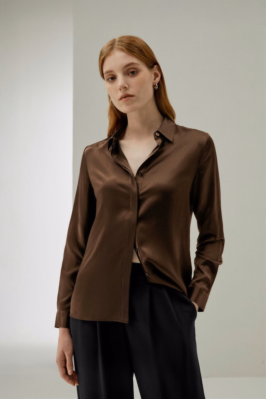 Chemise en soie à patte dissimulée