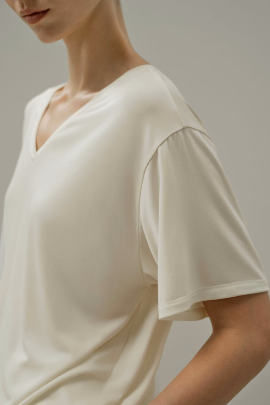 Haut T-shirt à col en V en Jersey de Soie Breeze