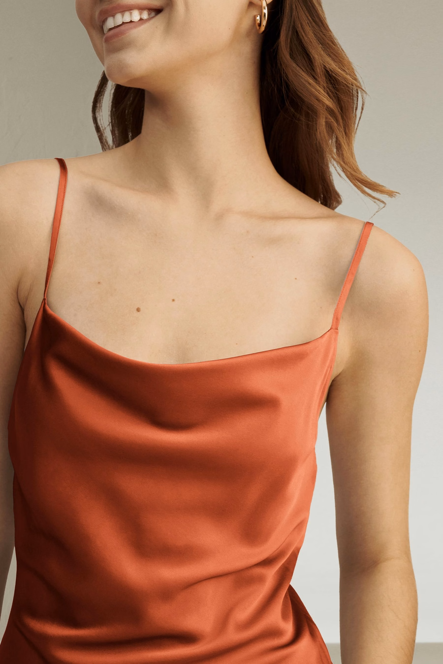 Robe en soie à col drapé élégant et séduisant