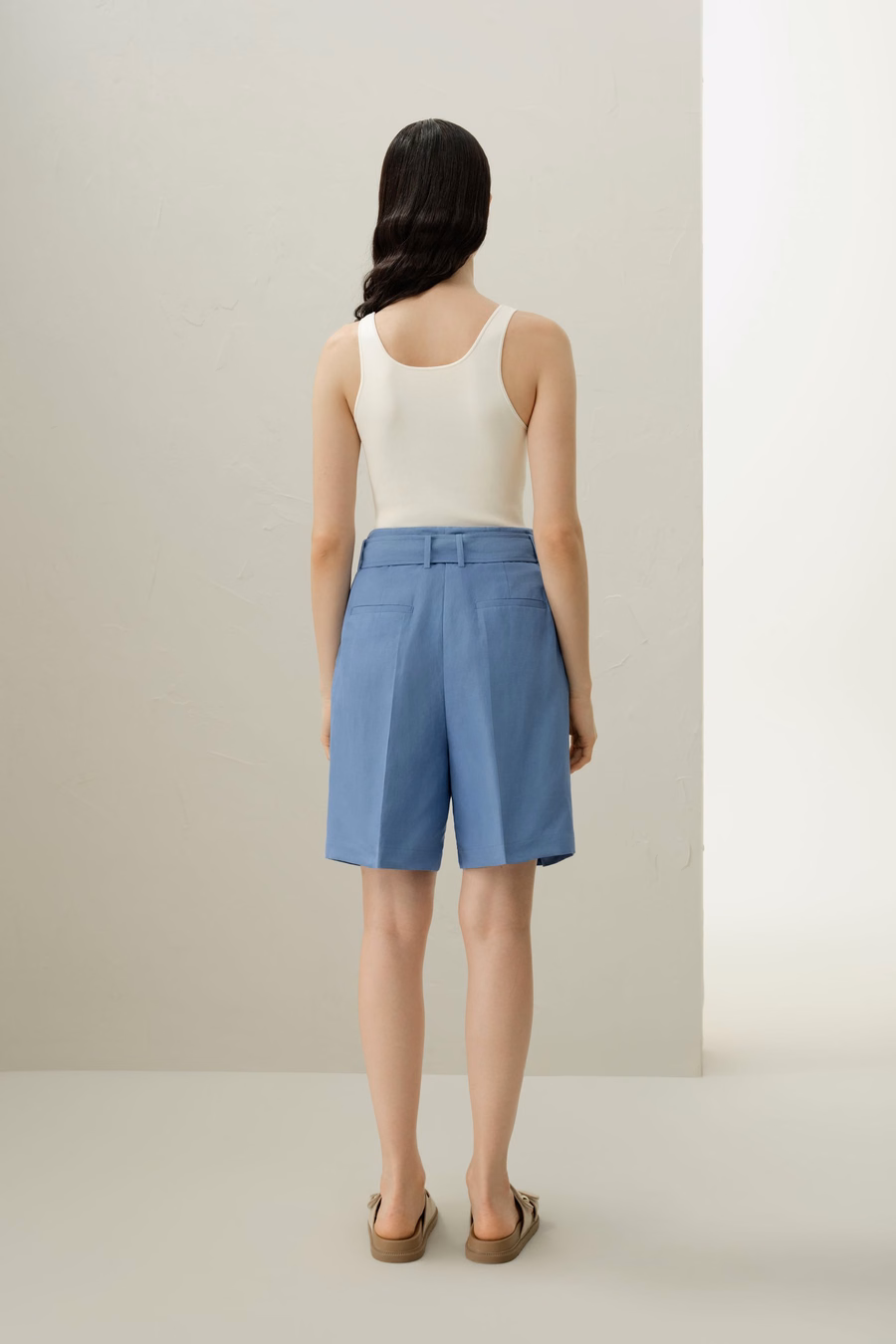 Short en soie et lin ceinturé