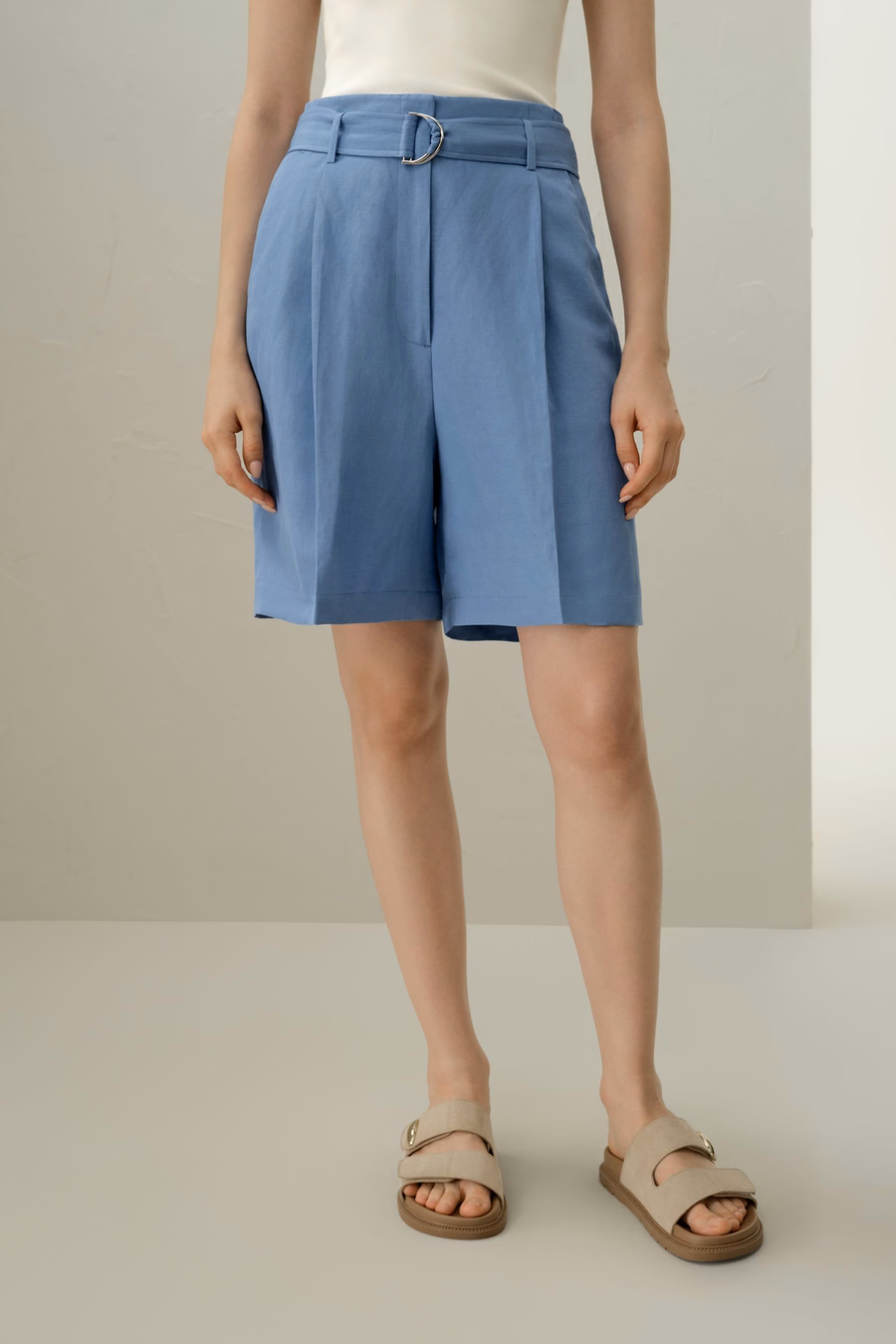 Short en soie et lin ceinturé