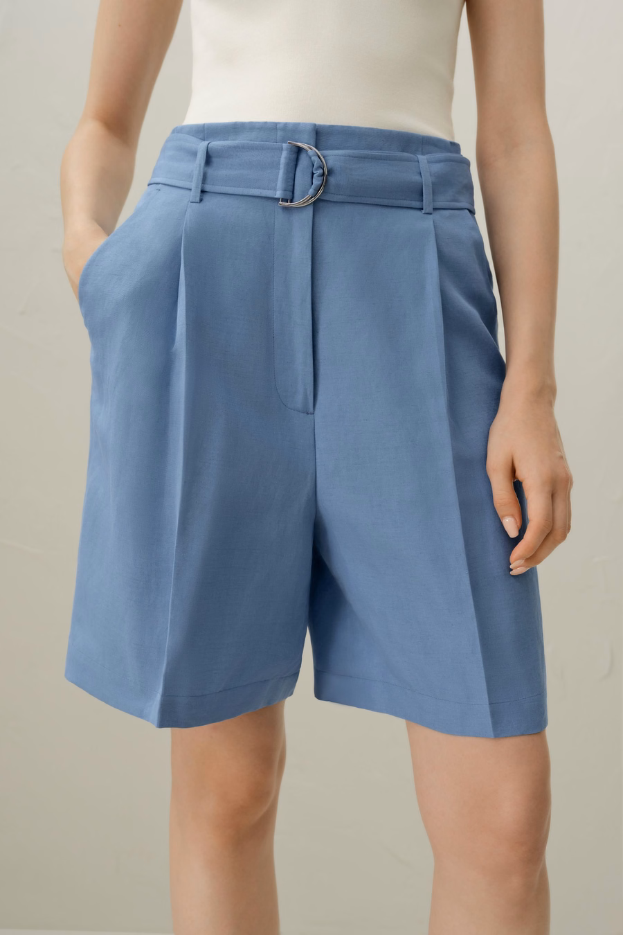 Short en soie et lin ceinturé