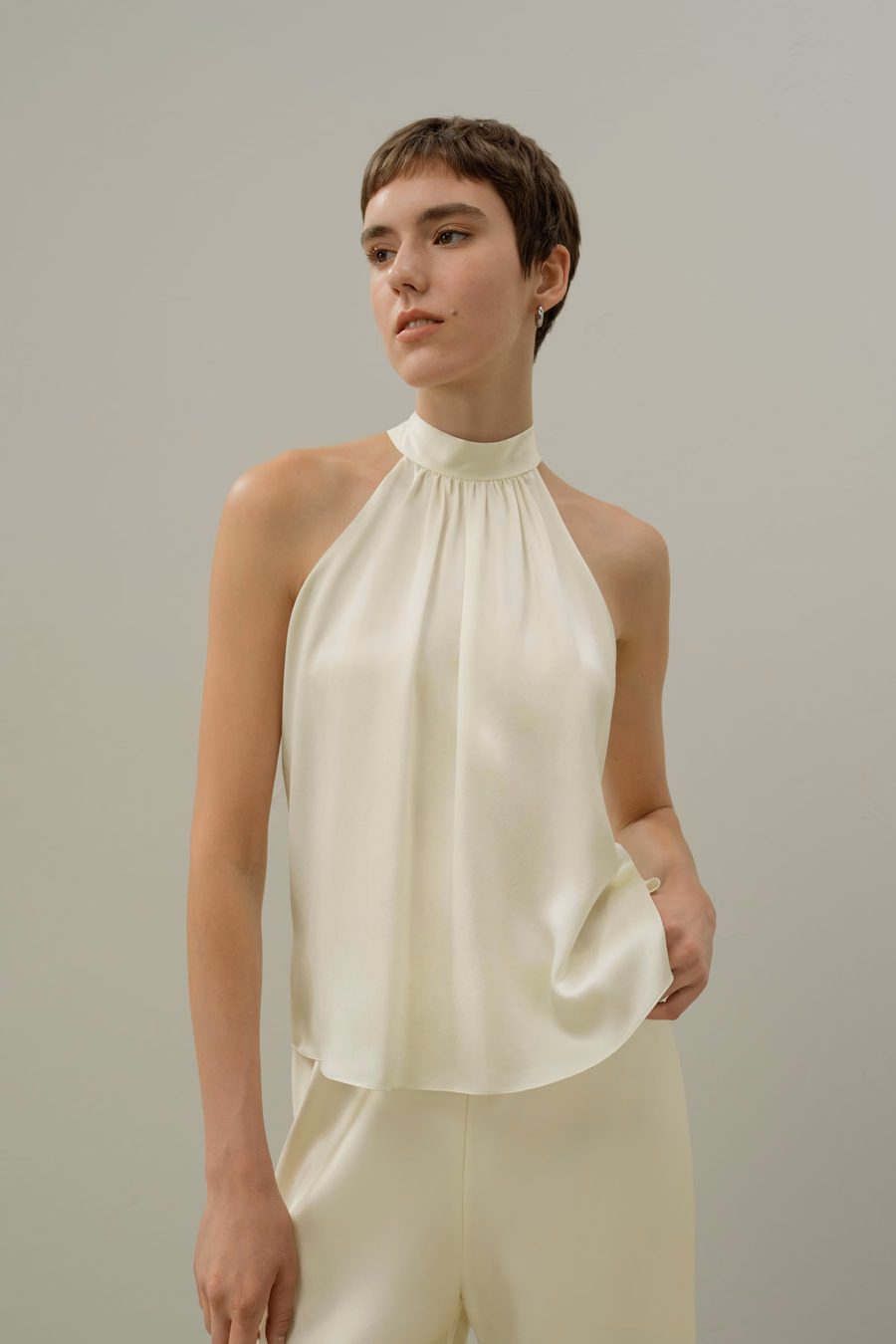 Top halter en soie Minimalistic Allure