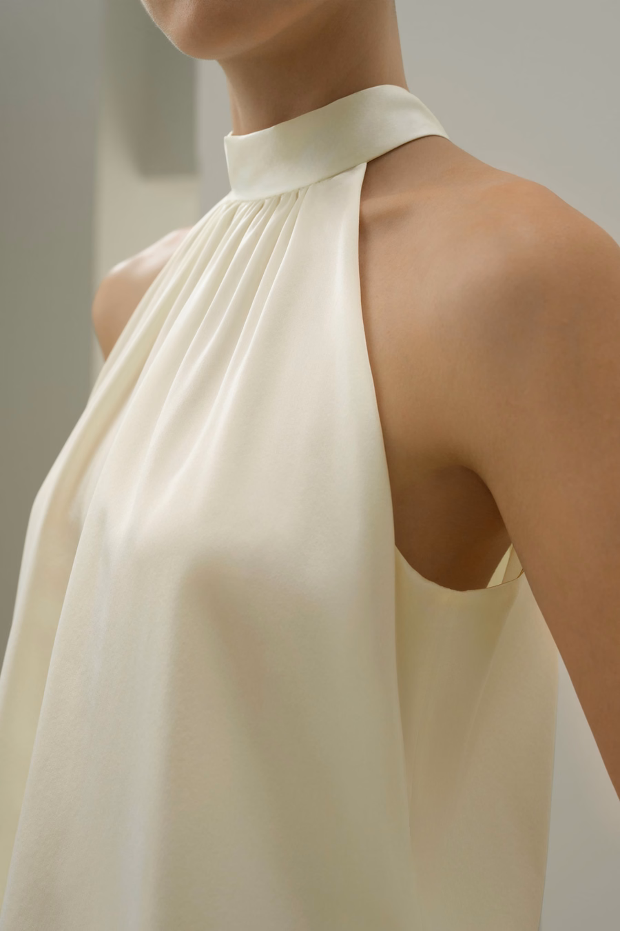 Top halter en soie Minimalistic Allure