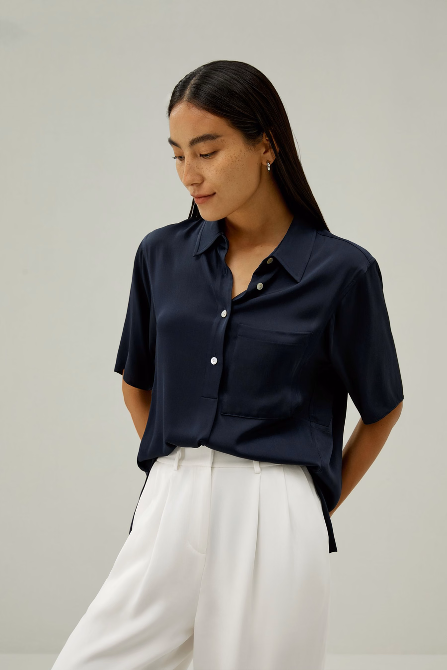 Chemise à manches courtes boutonnée à mi-pli