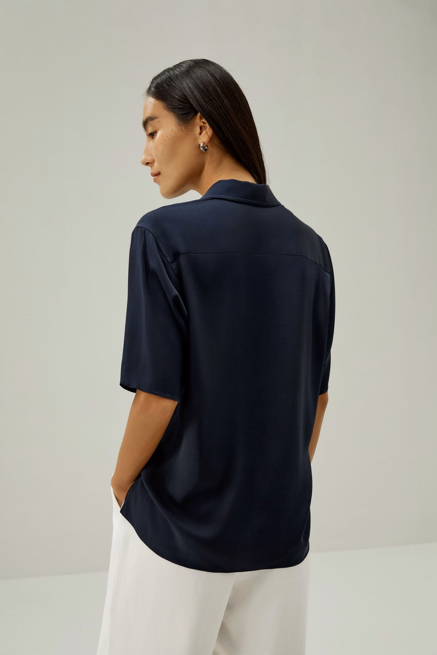 Chemise à manches courtes boutonnée à mi-pli