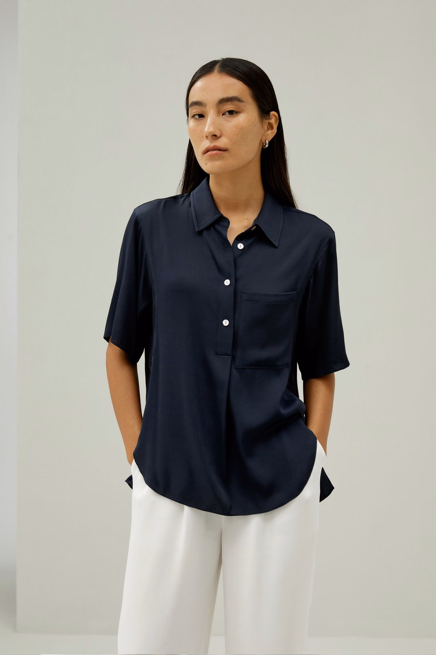 Chemise à manches courtes boutonnée à mi-pli