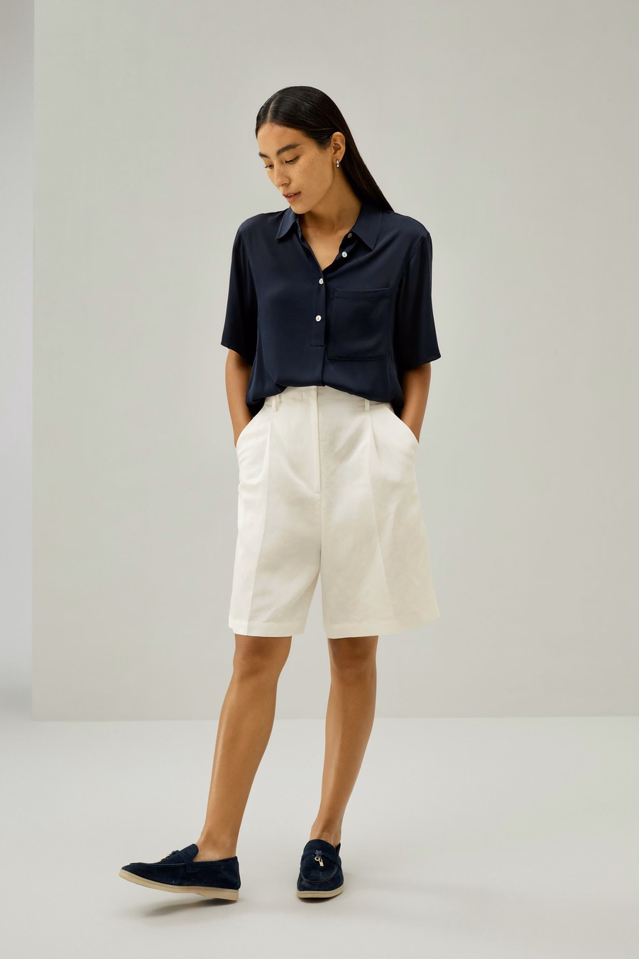 Chemise à manches courtes boutonnée à mi-pli