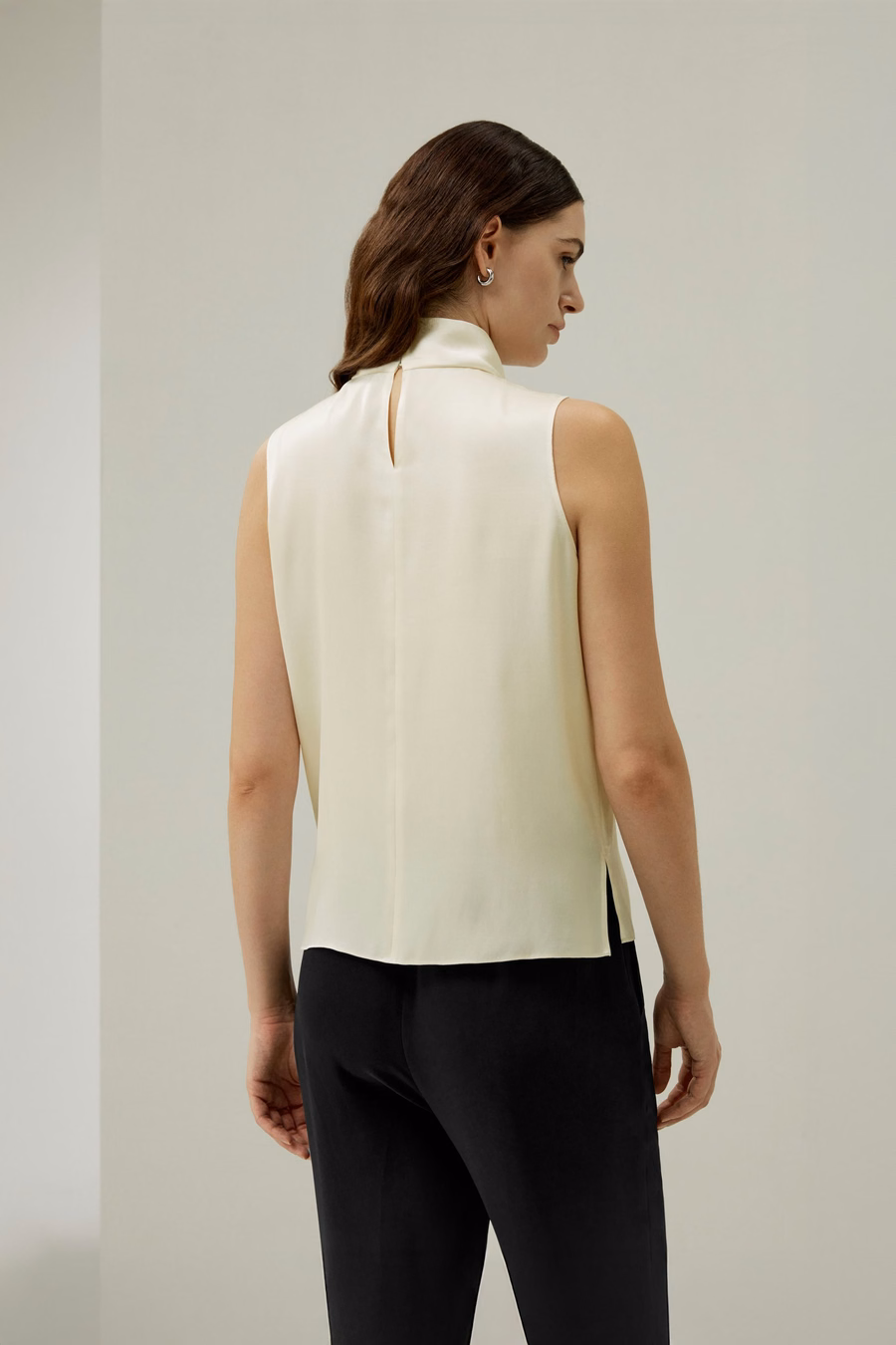 Top asymétrique sans manches à col drapé