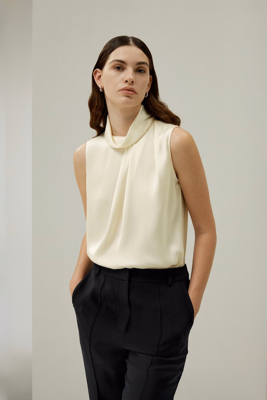 Top asymétrique sans manches à col drapé