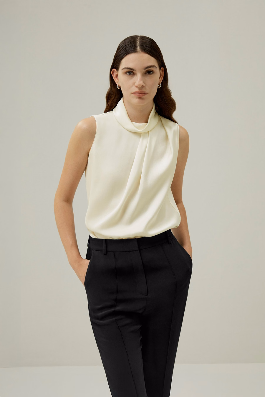 Top asymétrique sans manches à col drapé