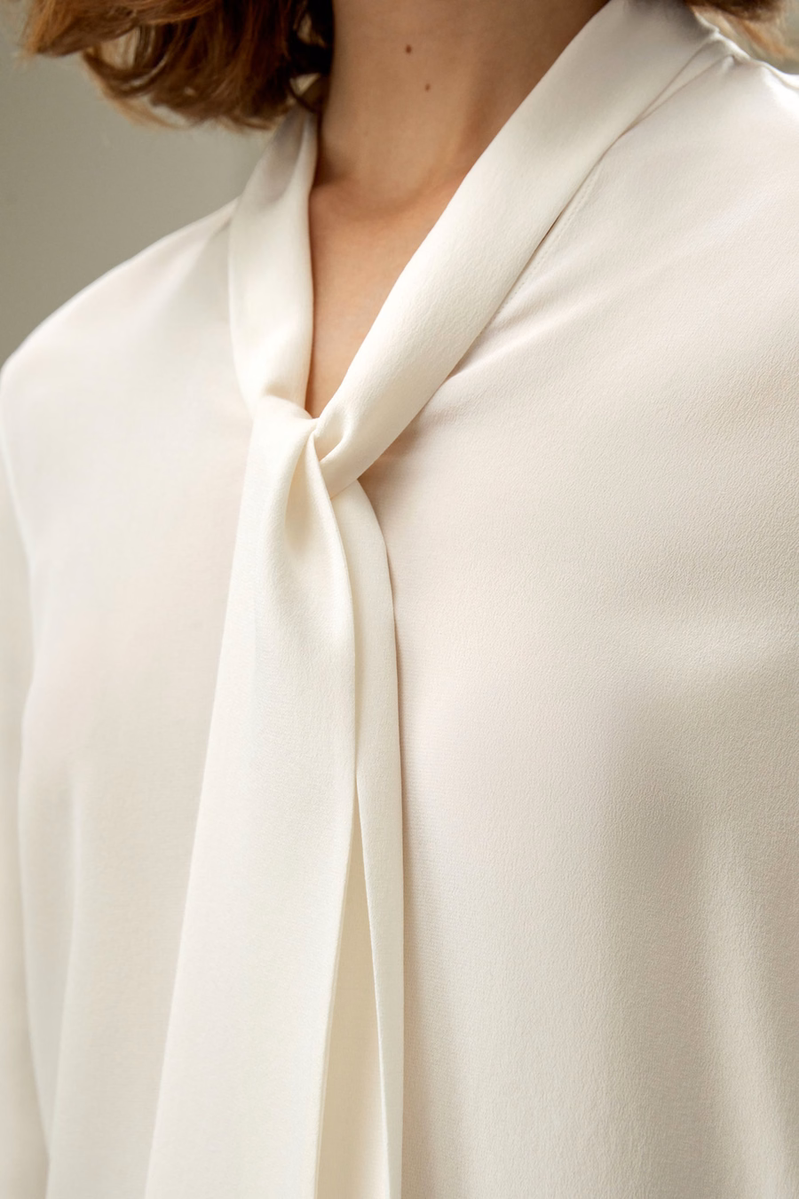 Blouse en soie à nœud papillon