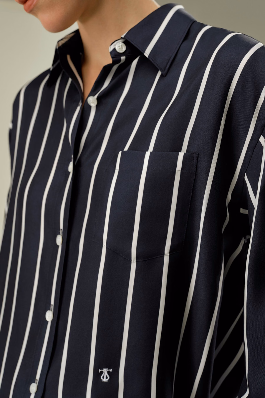 Chemise boutonnée en soie twill rayée