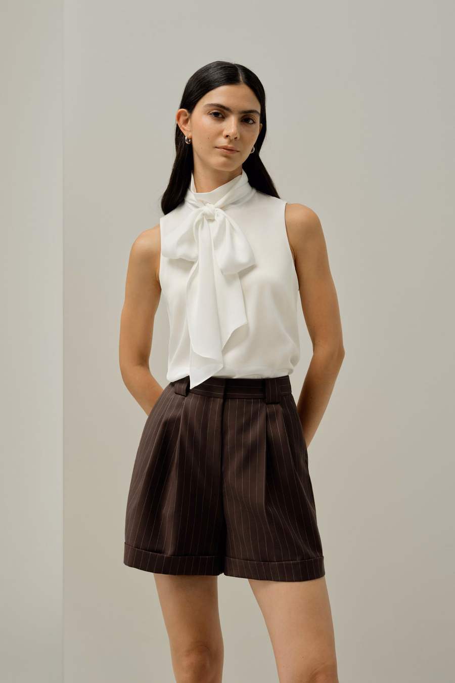 Blouse en soie sans manches à col noué