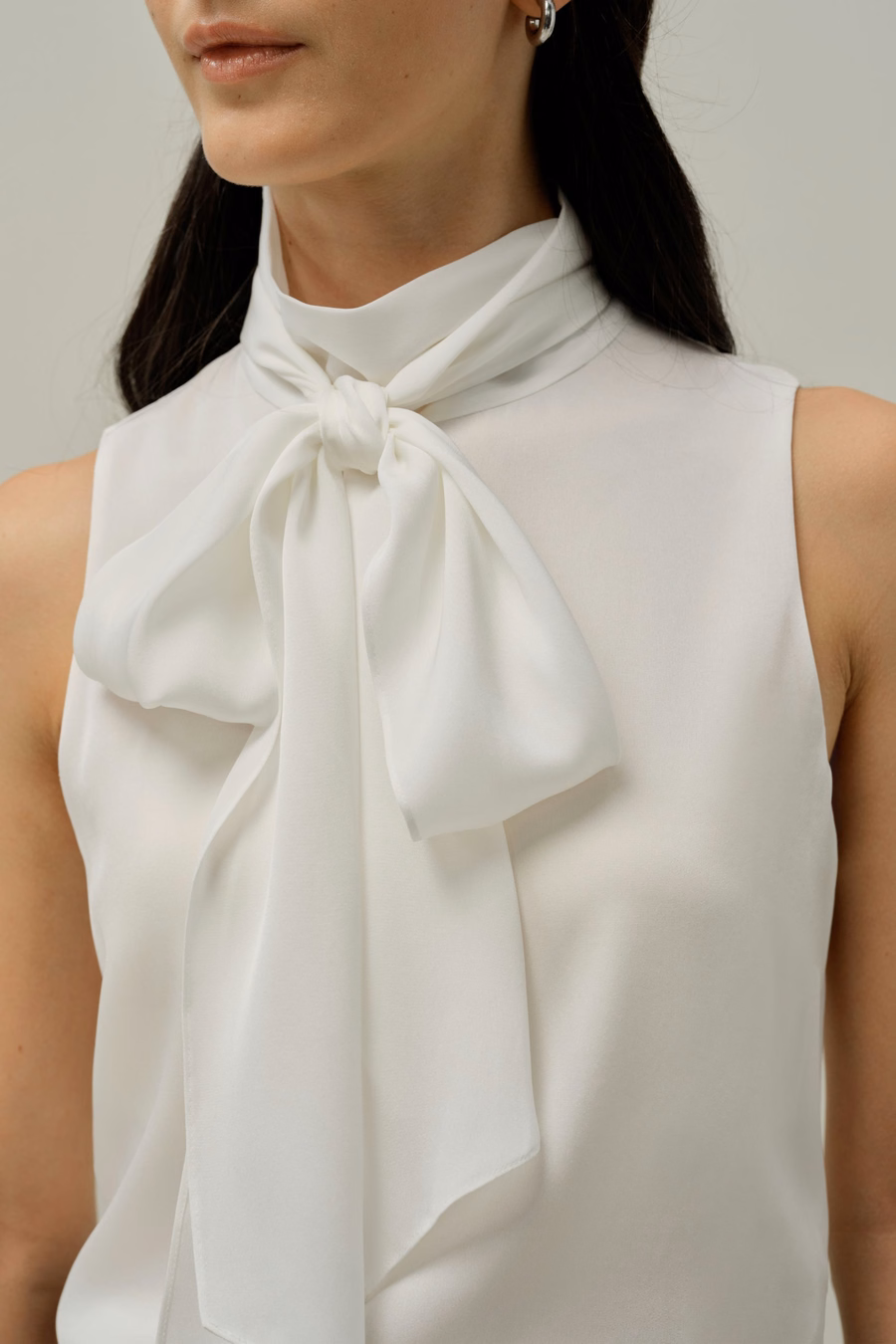 Blouse en soie sans manches à col noué