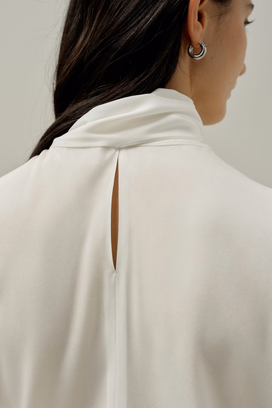 Blouse en soie sans manches à col noué