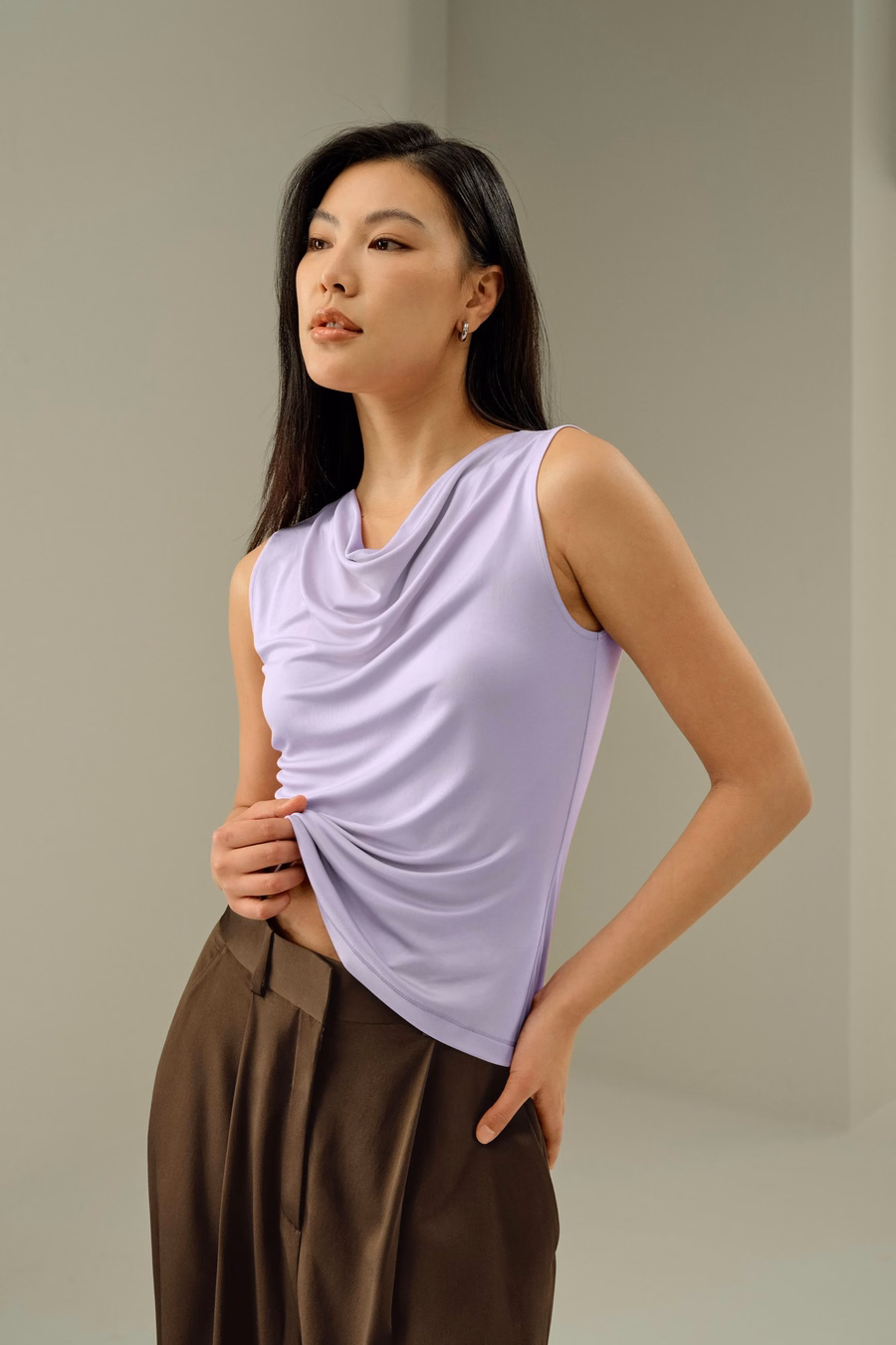 Top sans manches en jersey de soie à encolure à cowl