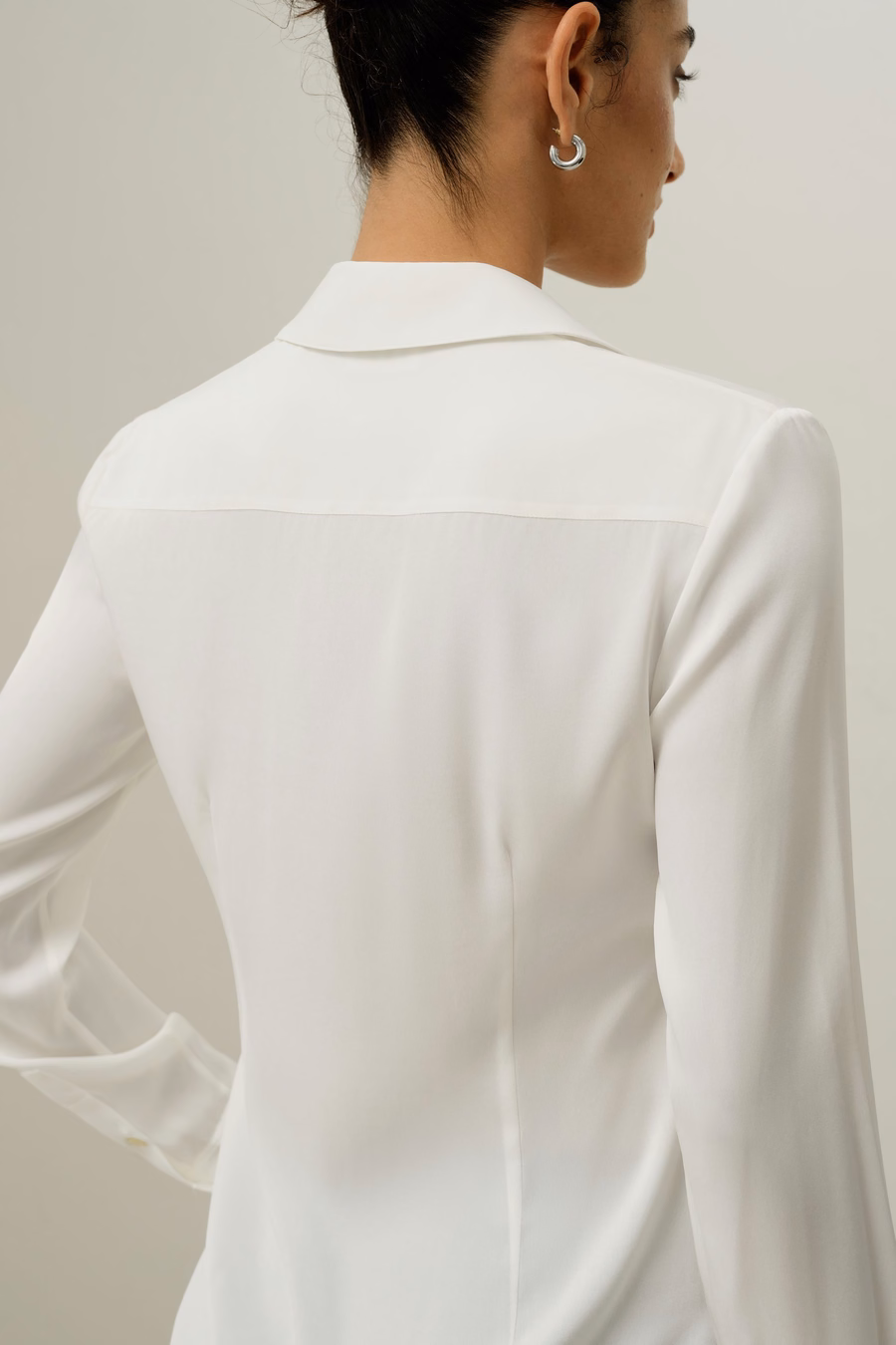 Chemise en soie silhouette élégante