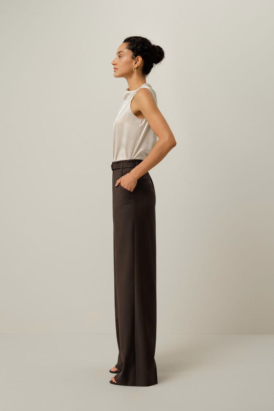 Top sans manches en charmeuse de soie asymétrique