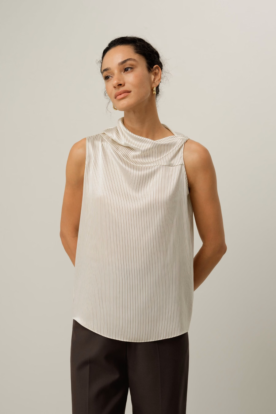 Top sans manches en charmeuse de soie asymétrique
