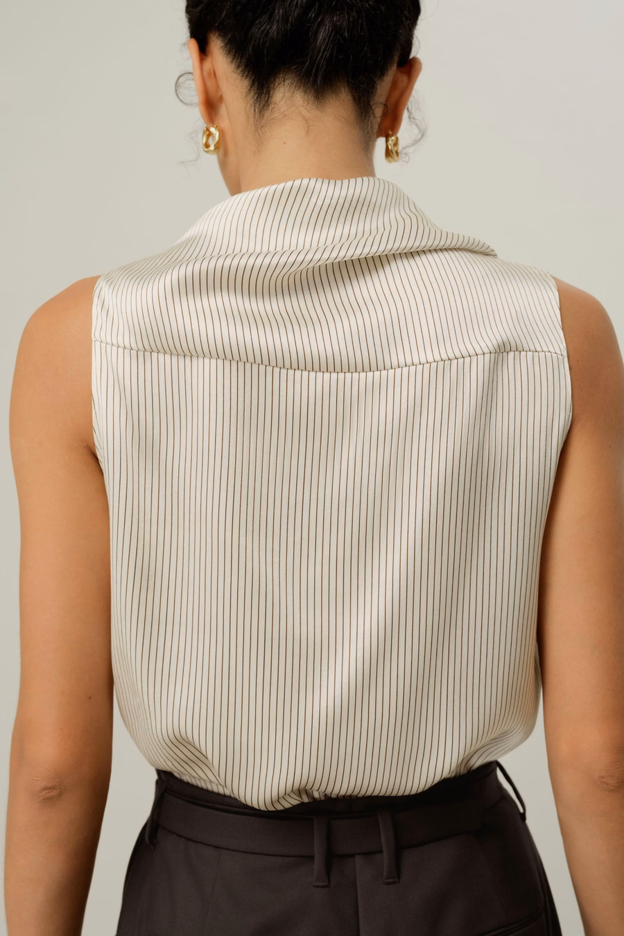 Top sans manches en charmeuse de soie asymétrique