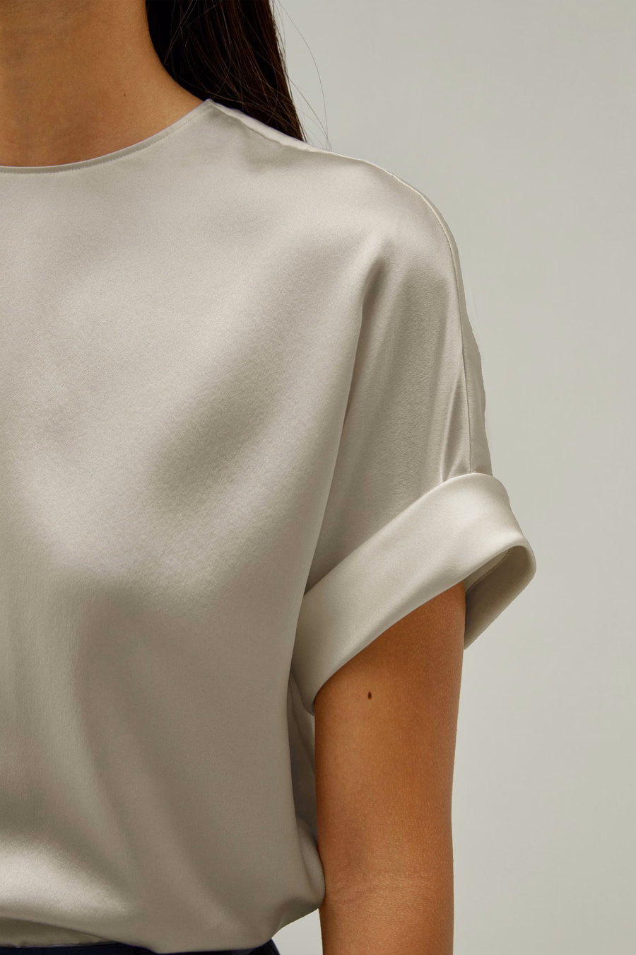 T-shirt en soie à manches obliques et col rond