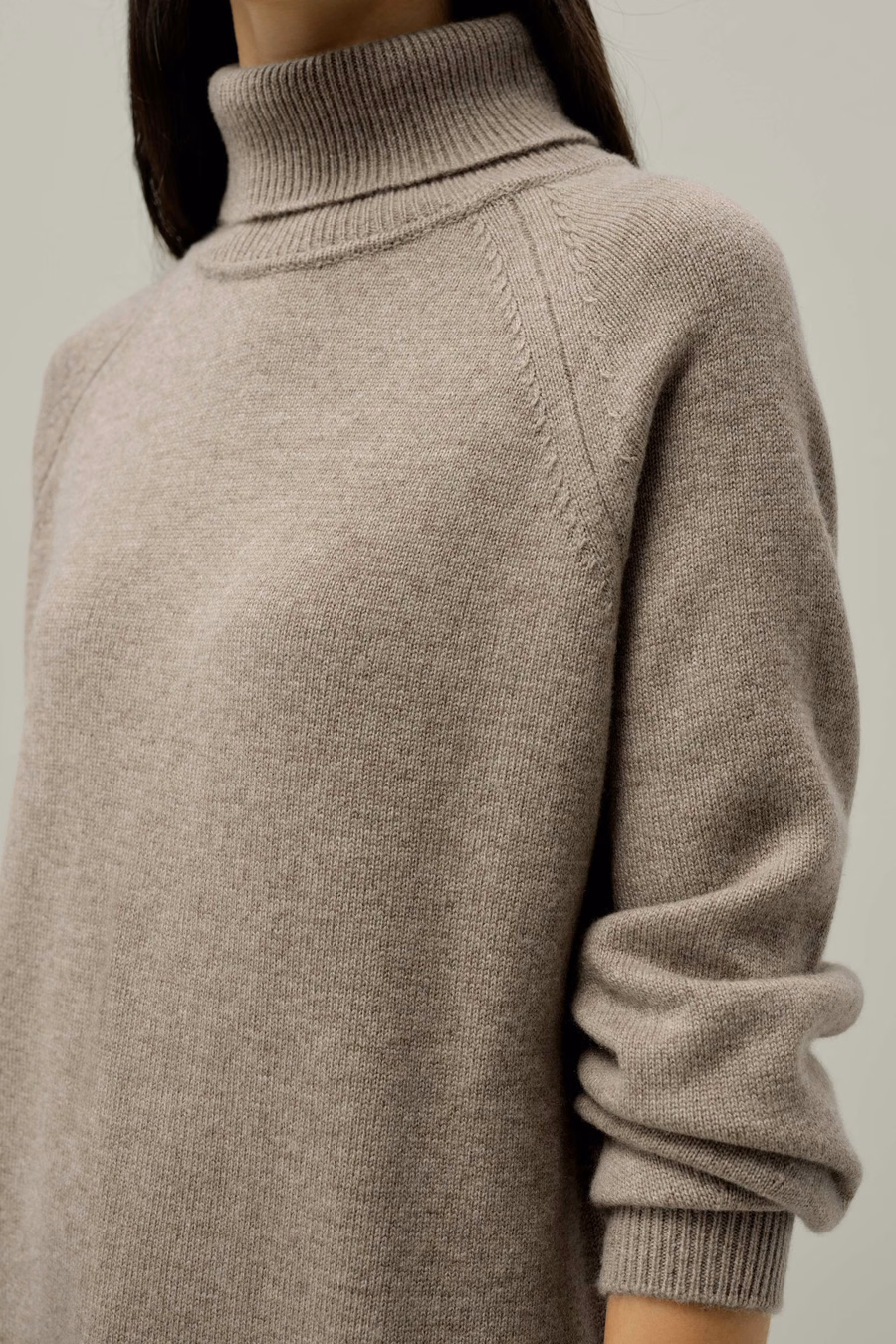 Robe-pull en laine-cashmere à col roulé