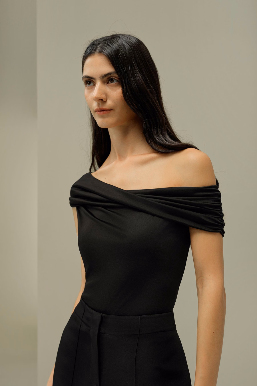 Top Slim à Epaule Dévoilée en Soie Jersey