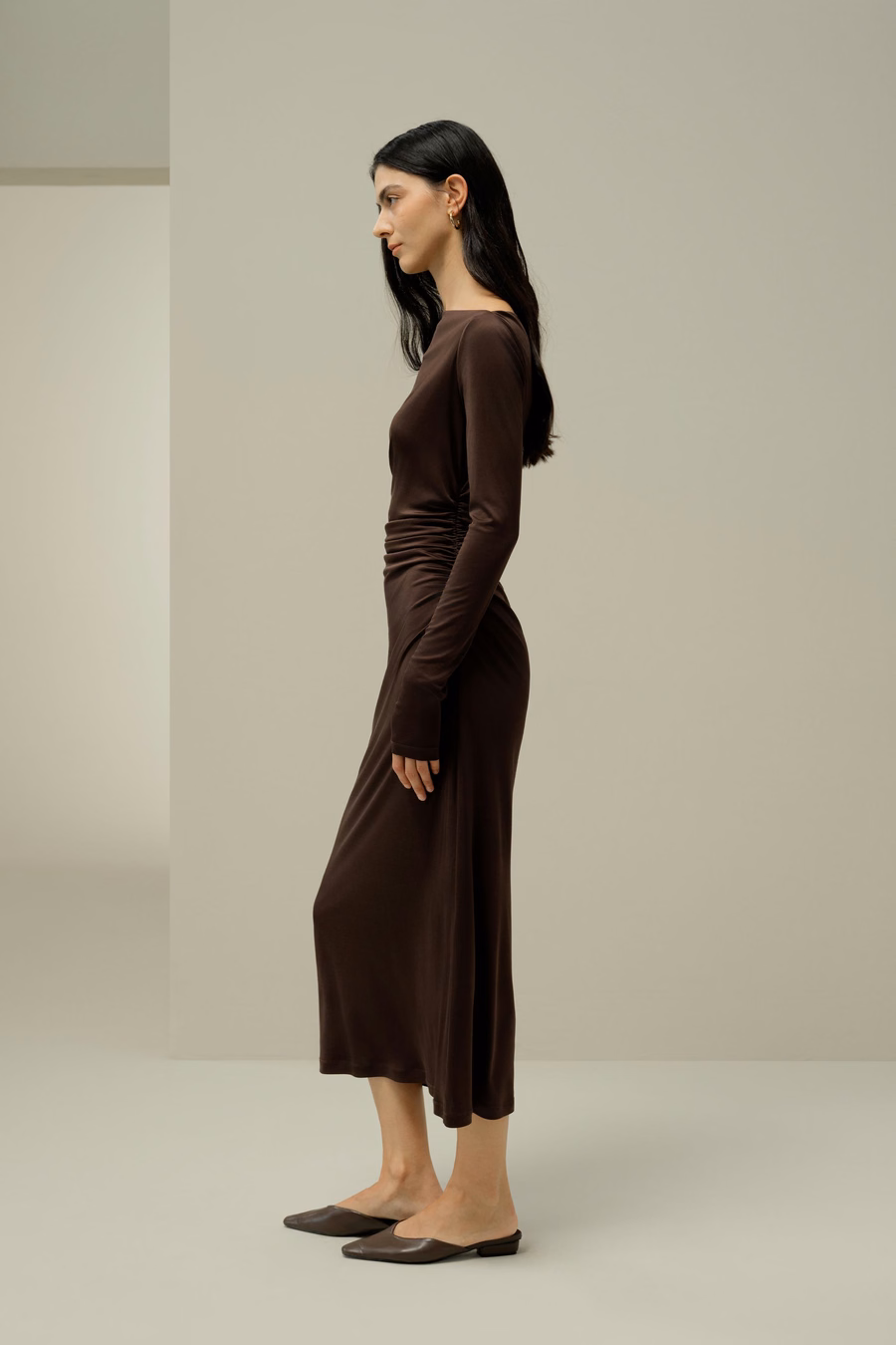 Robe midi plissée en soie élégante